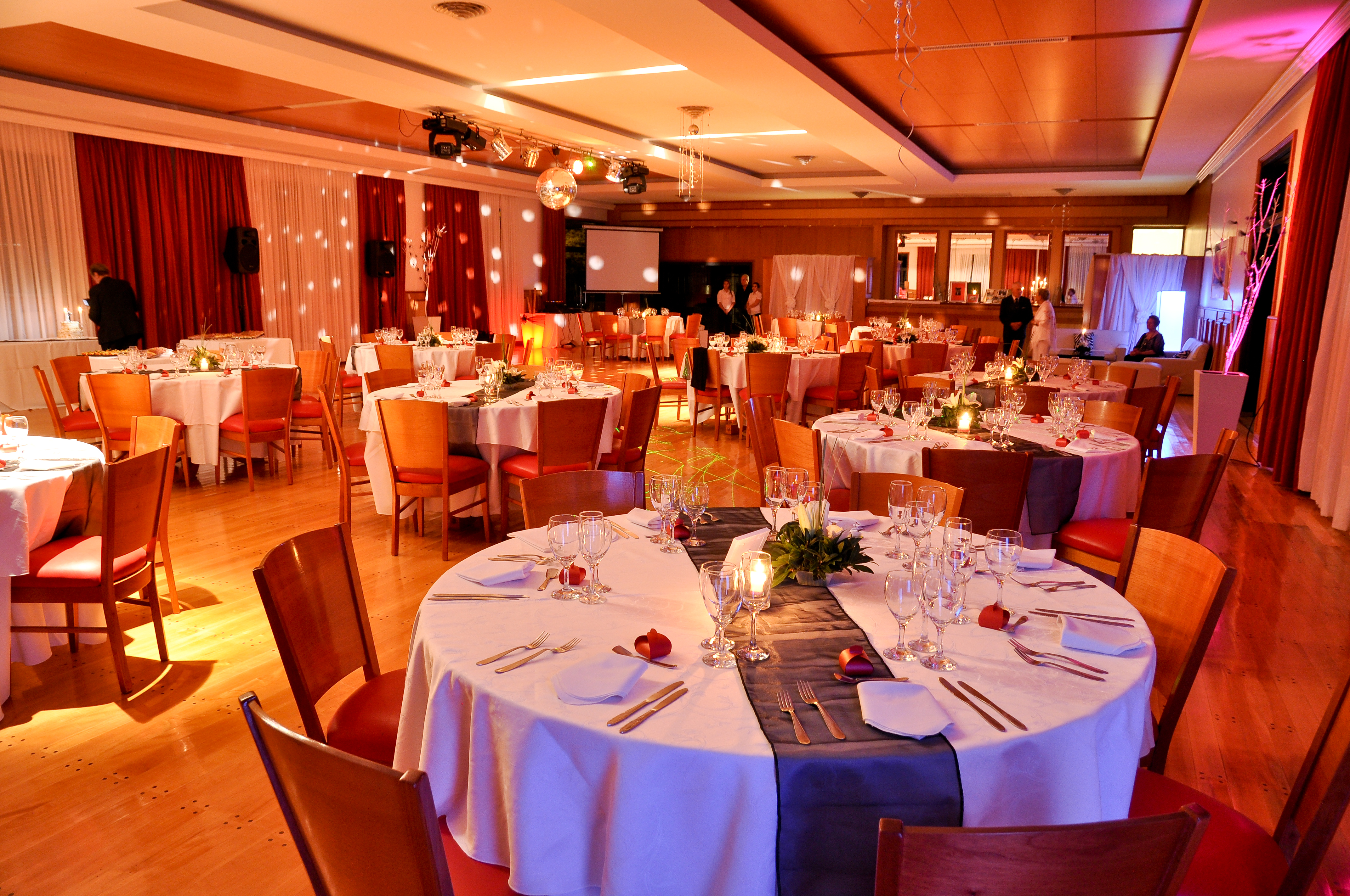 Salón con montaje nocturno